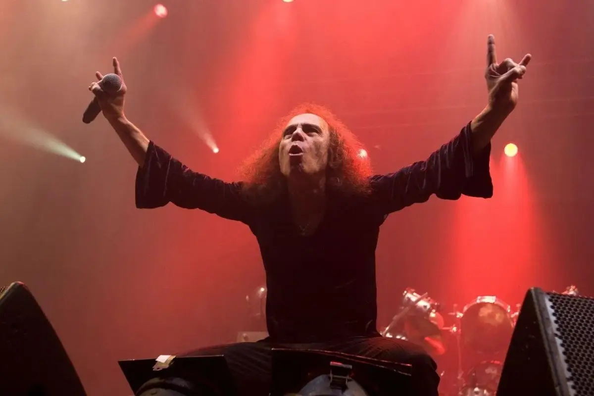 A Humildade Silenciosa de Dio – O Anjo do Metal que Fugia dos Holofotes